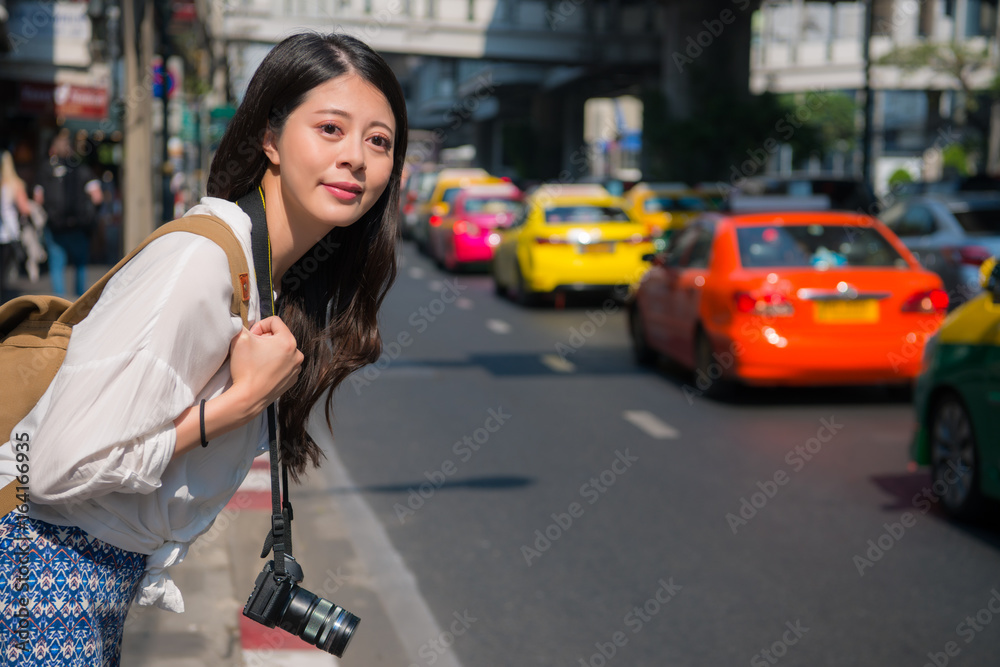 在路上等出租车的女人。亚洲女人