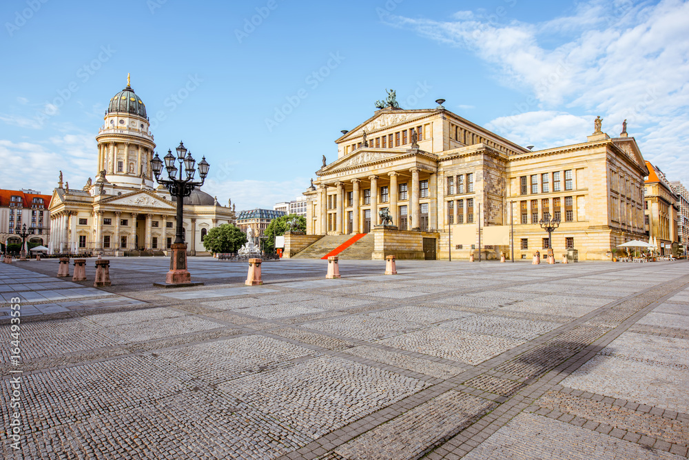 早上在Gendarmenmarkt广场上欣赏音乐厅建筑和德国大教堂