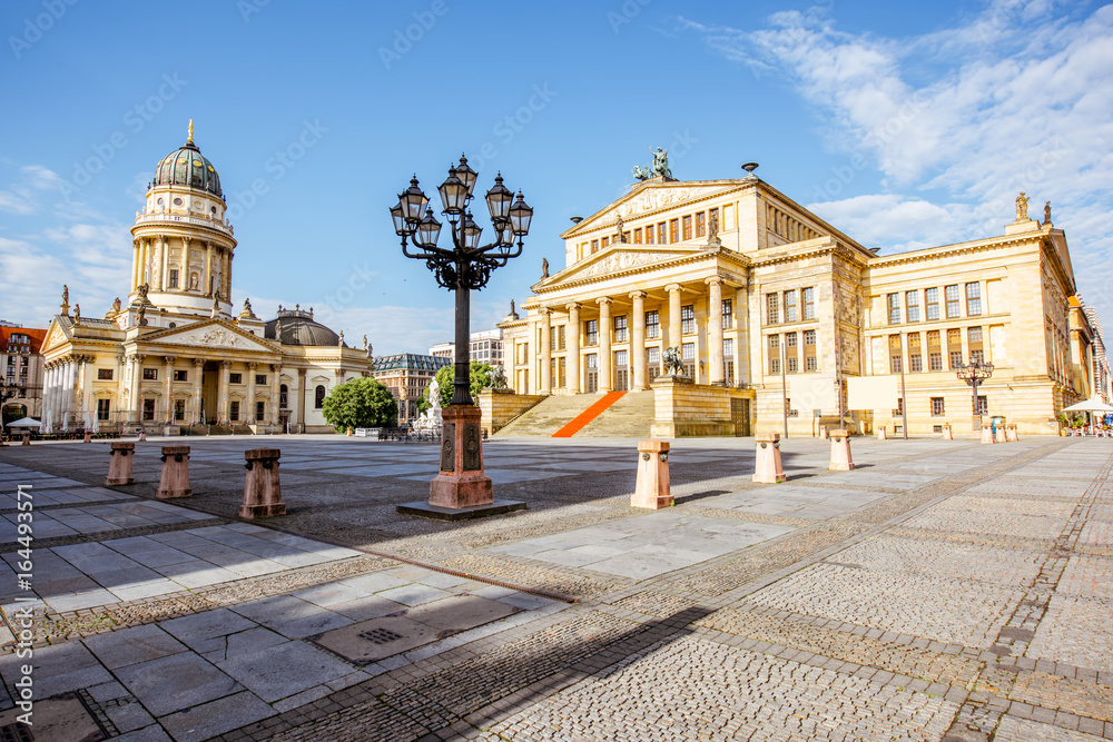 早上在Gendarmenmarkt广场欣赏音乐厅建筑和德国大教堂