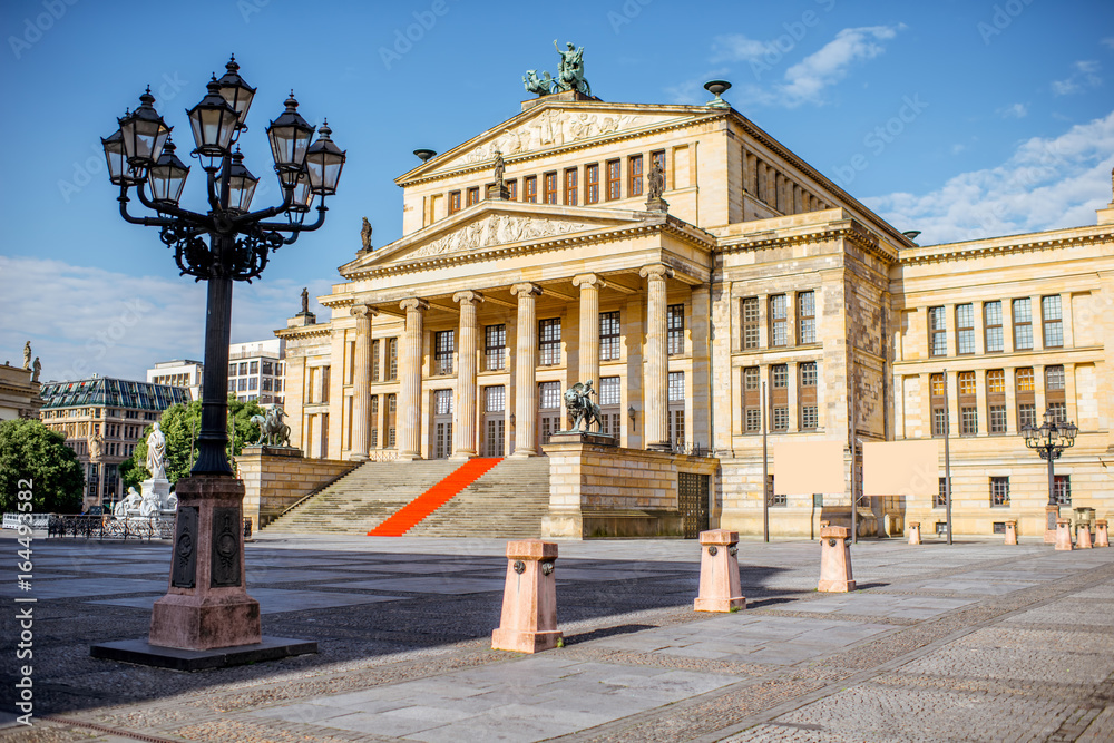 柏林晨曦中的Gendarmenmarkt广场与音乐厅建筑的全景