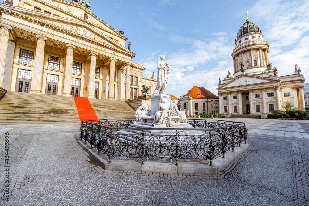 早上在Gendarmenmarkt广场上欣赏音乐厅建筑和法国大教堂