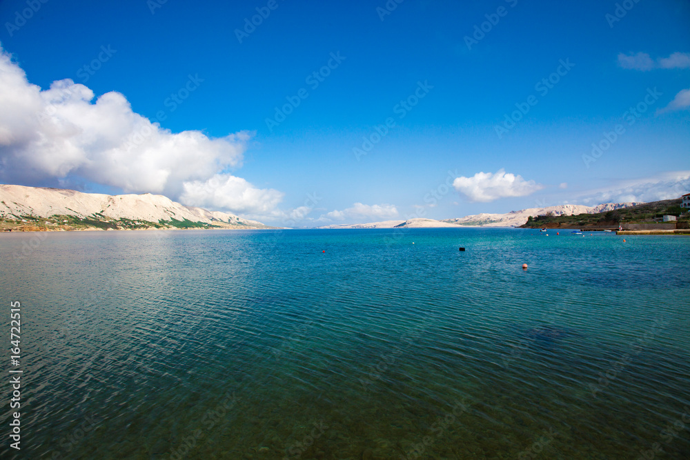 克罗地亚海岸多岩石的海湾