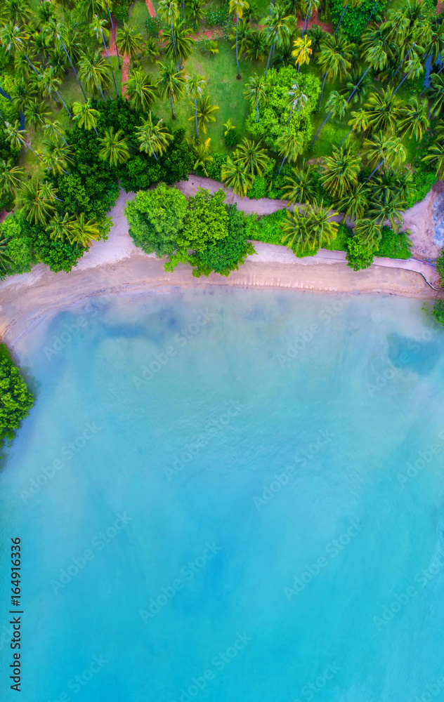 海洋鸟瞰图，俯视图，令人惊叹的自然背景。水的颜色和美丽的明亮。阿祖