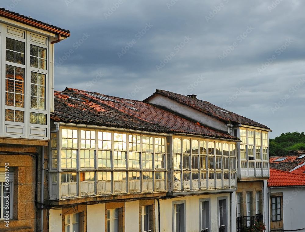 Arquitectura gallega, galerías de cristal al atardecer