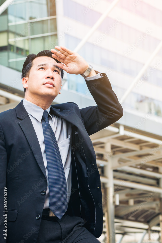 Business man looking away in the modern city