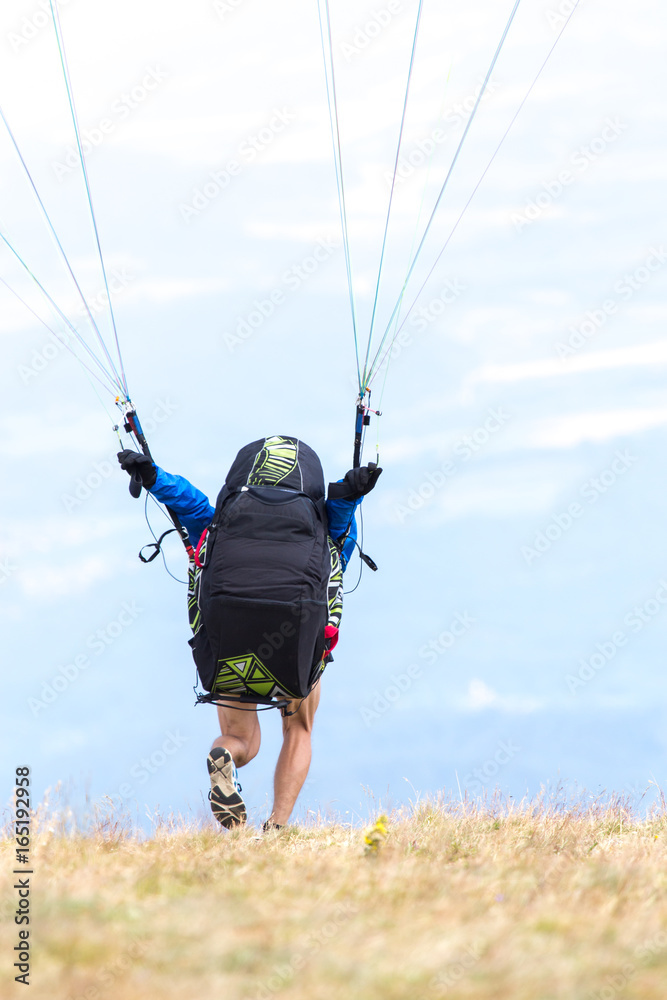 Anlauf zum Gleitschirmflug