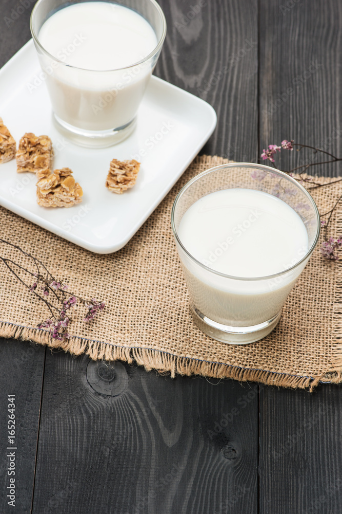 乳制品。一杯牛奶配杏仁糖，放在一张质朴的木桌上。