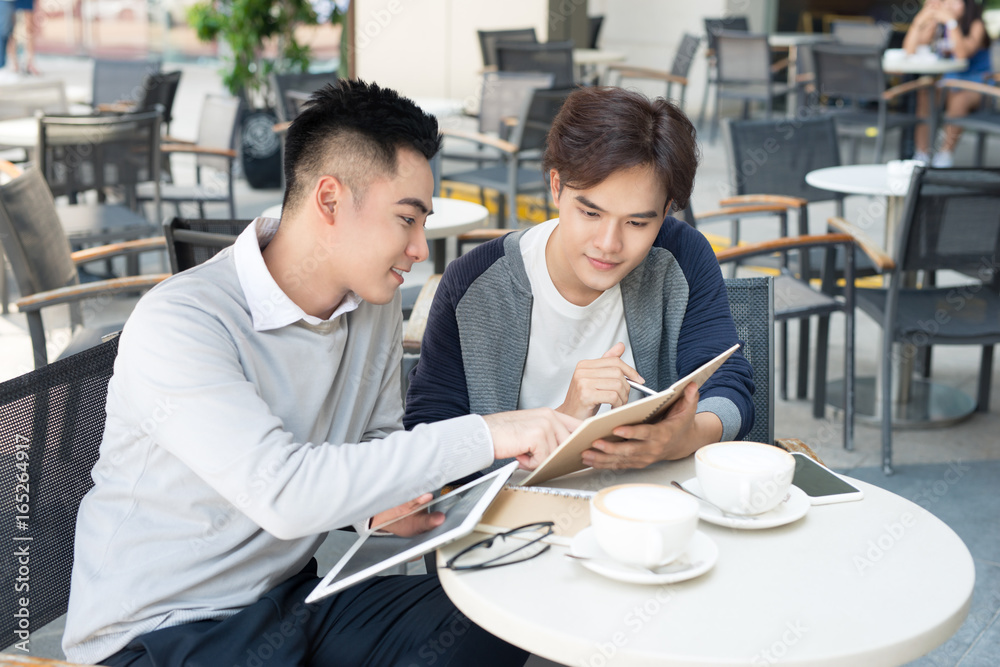 两名男性学生一起学习或创业。