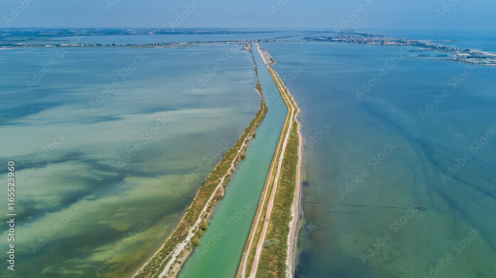 法国南部地中海Etang de Thau泻湖运河鸟瞰图