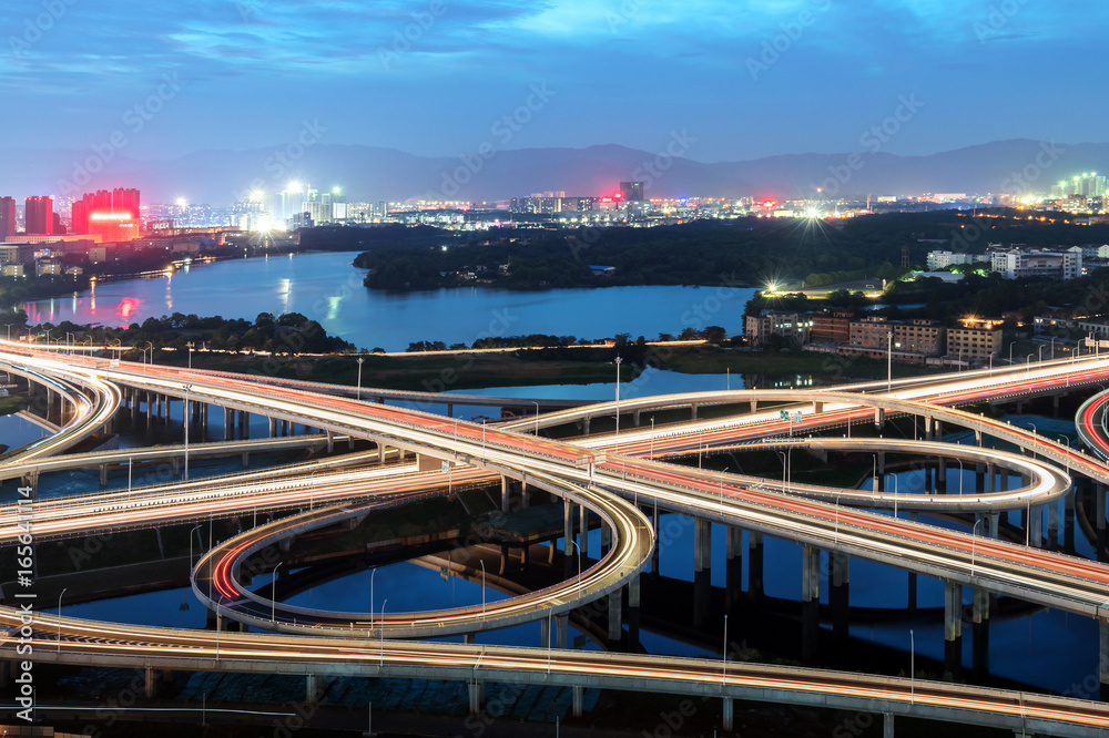 夜晚的现代城市高架桥