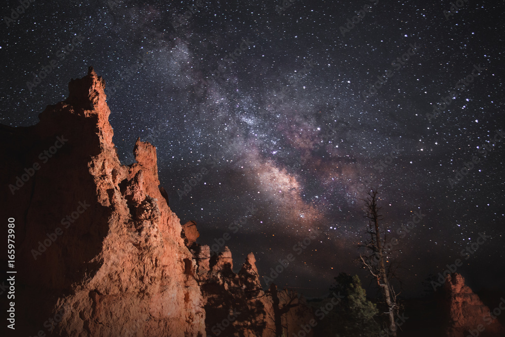 Bryce Canyon Hoodoos上空的银河系和恒星