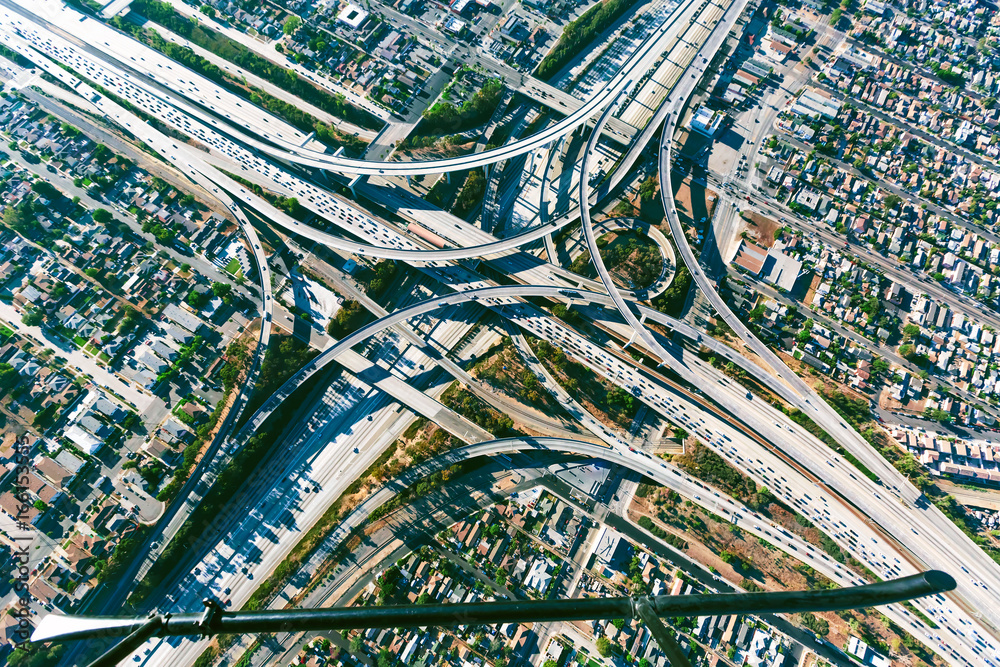 洛杉矶一个大型公路交叉口的鸟瞰图大型公路交叉点的鸟瞰图