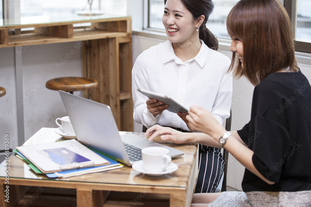 女人们在咖啡馆开会