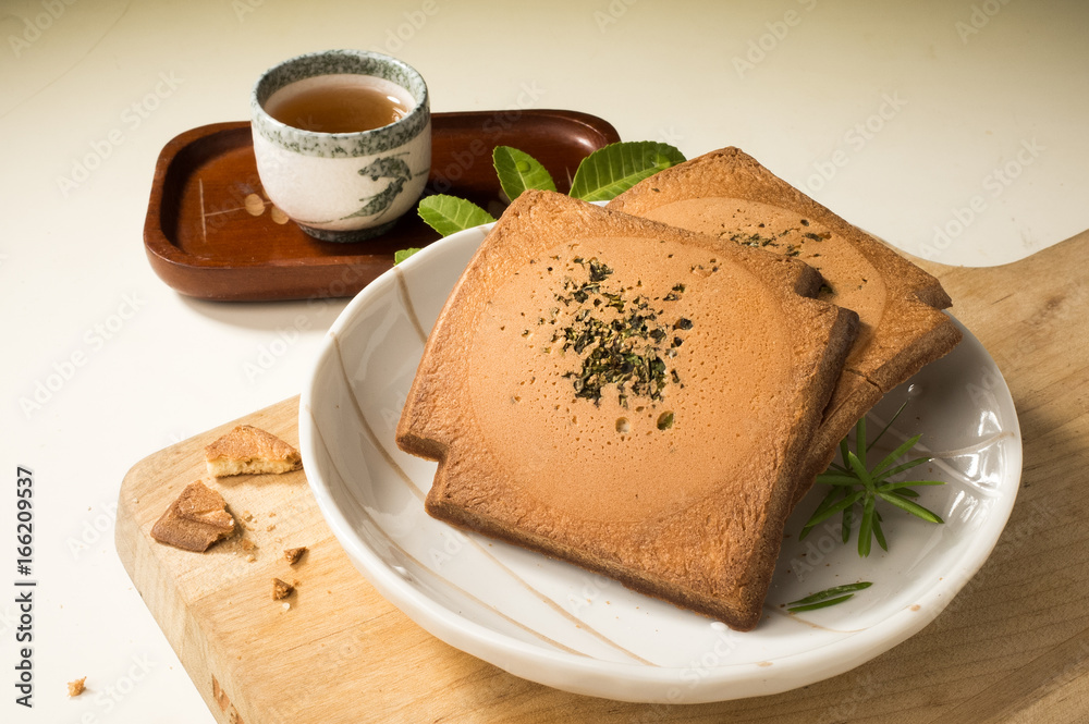 方形饼干配一杯茶，中国煎饼。