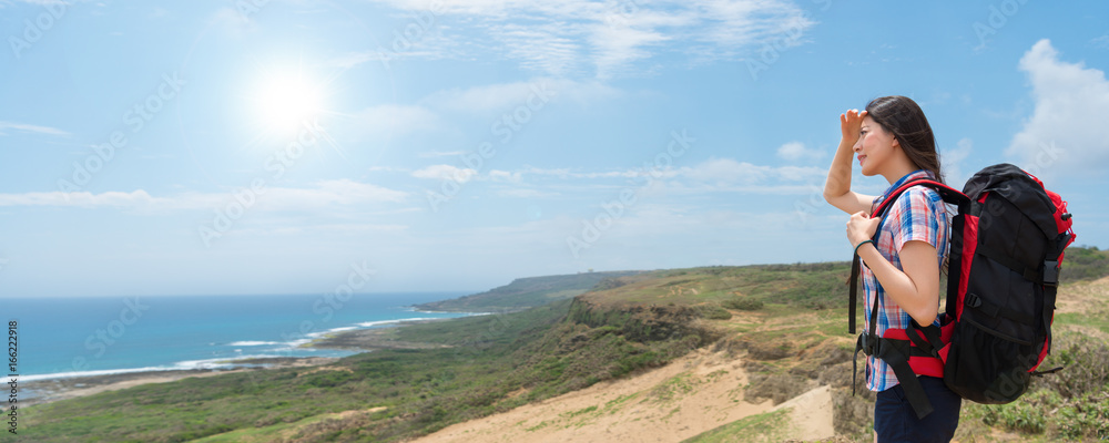 美丽的徒步旅行者徒步到山顶