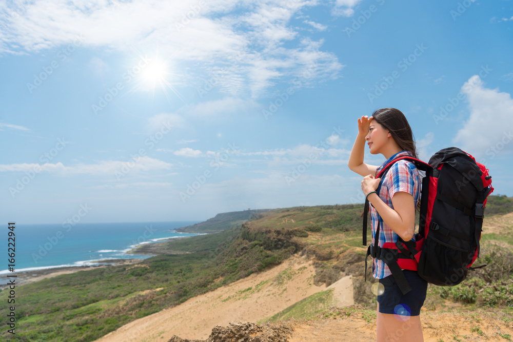 美丽的徒步旅行者徒步登上山顶