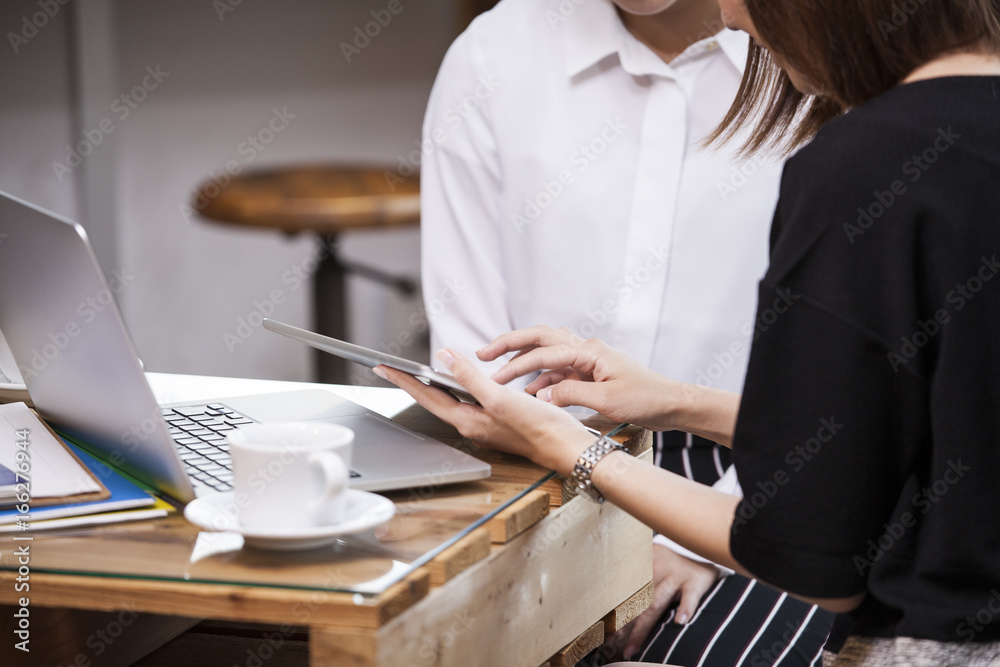 女性正在与电子平板电脑会面