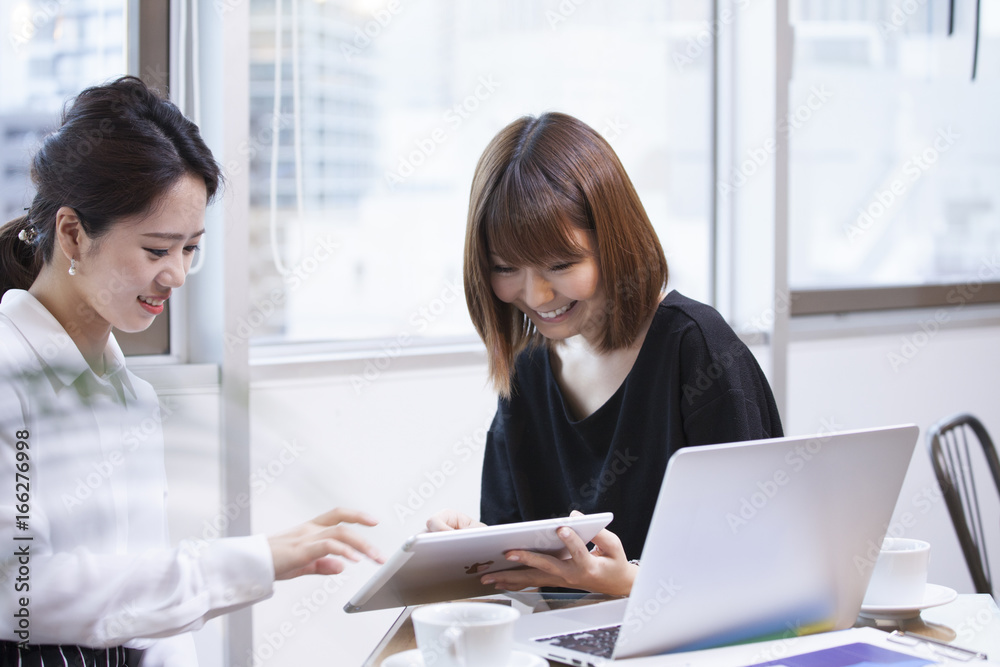 女性正在与电子平板电脑会面