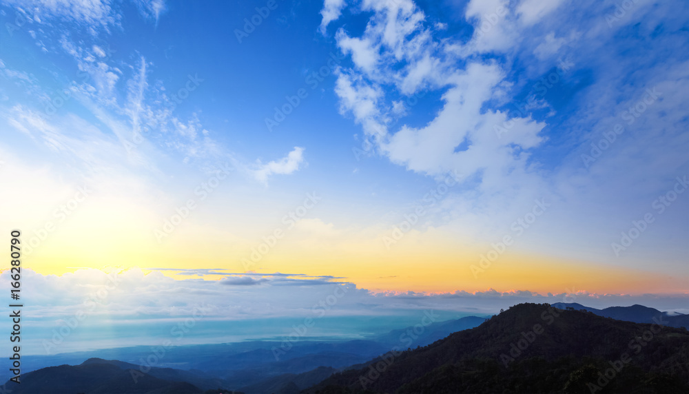 日落时有阳光，天空中有云朵和太阳。