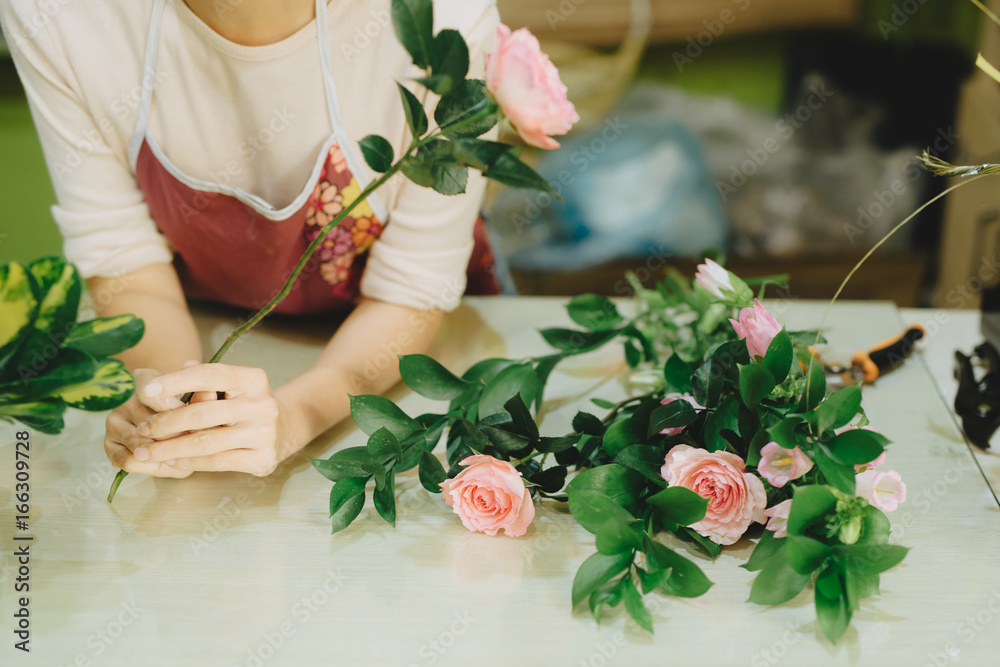 女花匠在花店制作美丽的花束