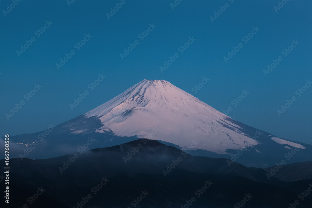 冬季带雪帽的富士山