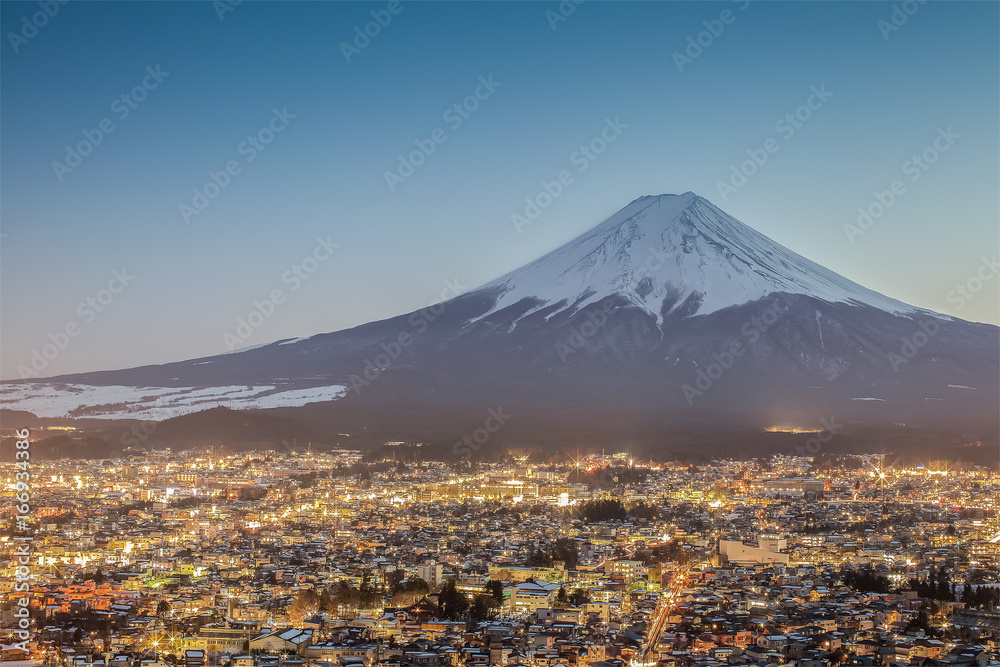 冬天的富士山和晚上的富士吉田镇