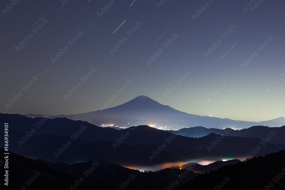 富士山，夏日星夜璀璨