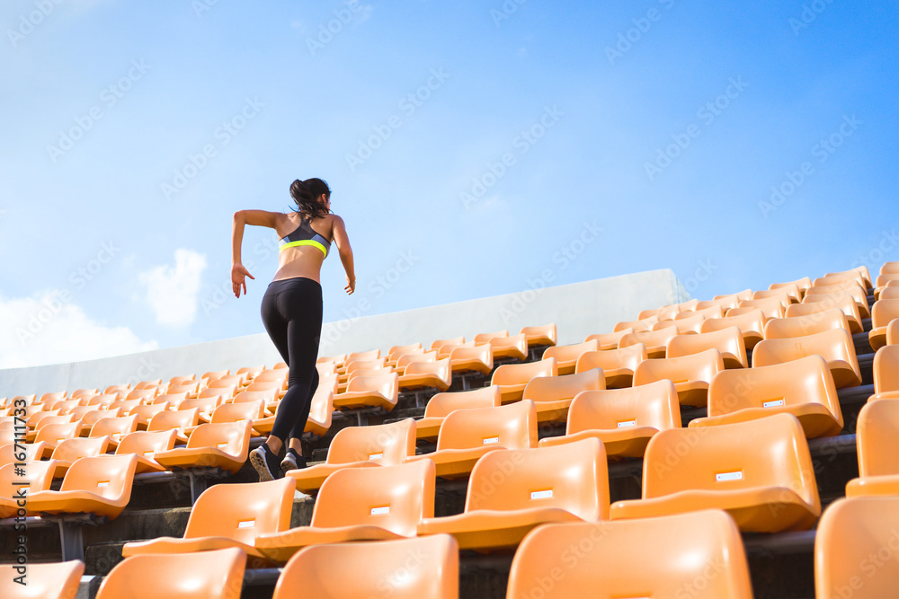 Asian women run up the stairs. It is out of strength and cardio.