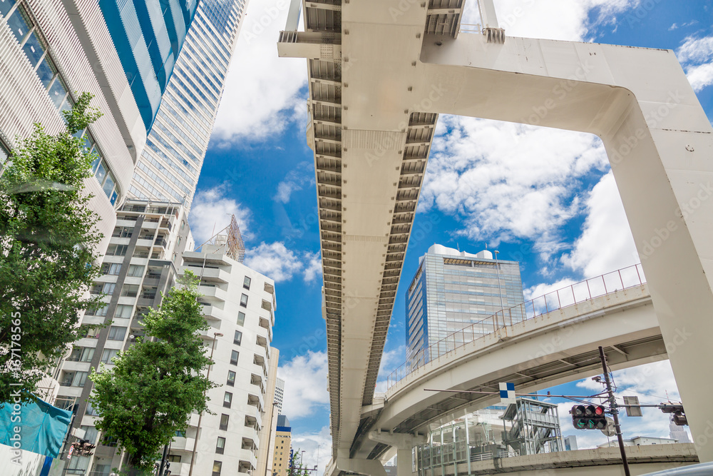 新緑とビルと高速道路