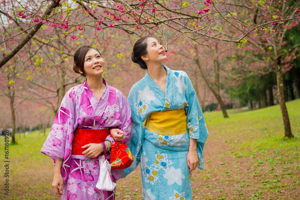 穿着和服的漂亮日本女学生