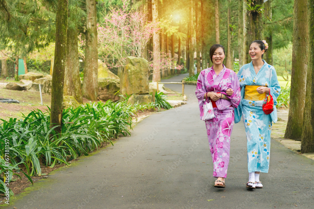 穿着日本和服的女朋友旅行者