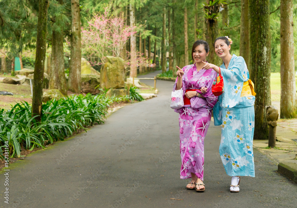 日本走在林荫道上的快乐旅行家女性