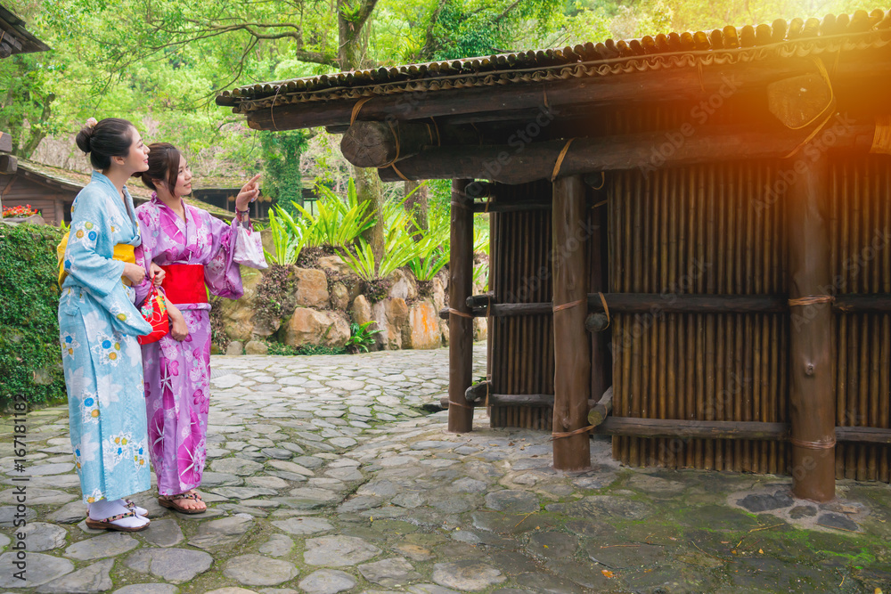 穿着和服的年轻旅行家女性