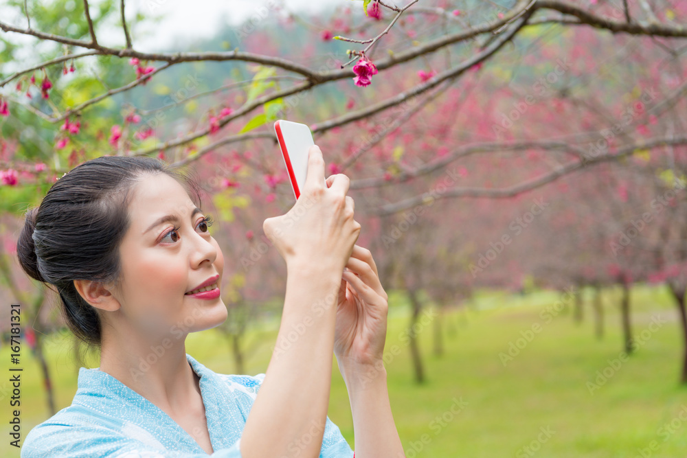 微笑的日本女性旅游观光