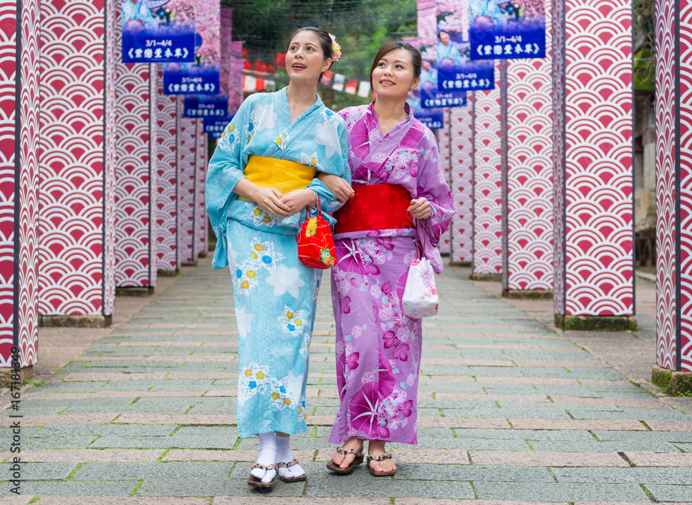 穿着传统服装和服的女朋友