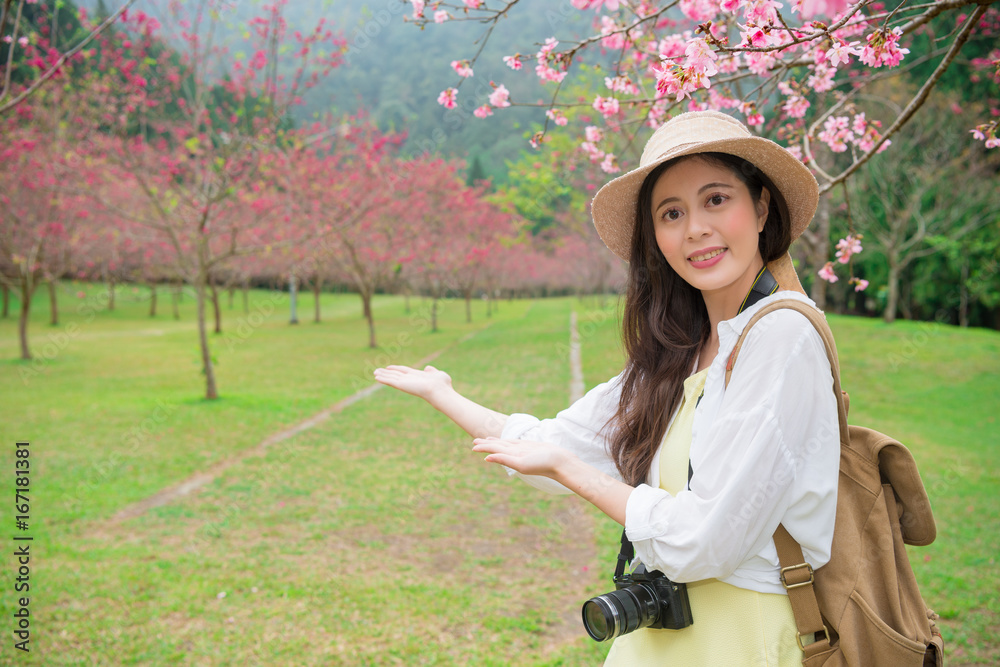 魅力四射的旅行家女人做出炫耀的姿势