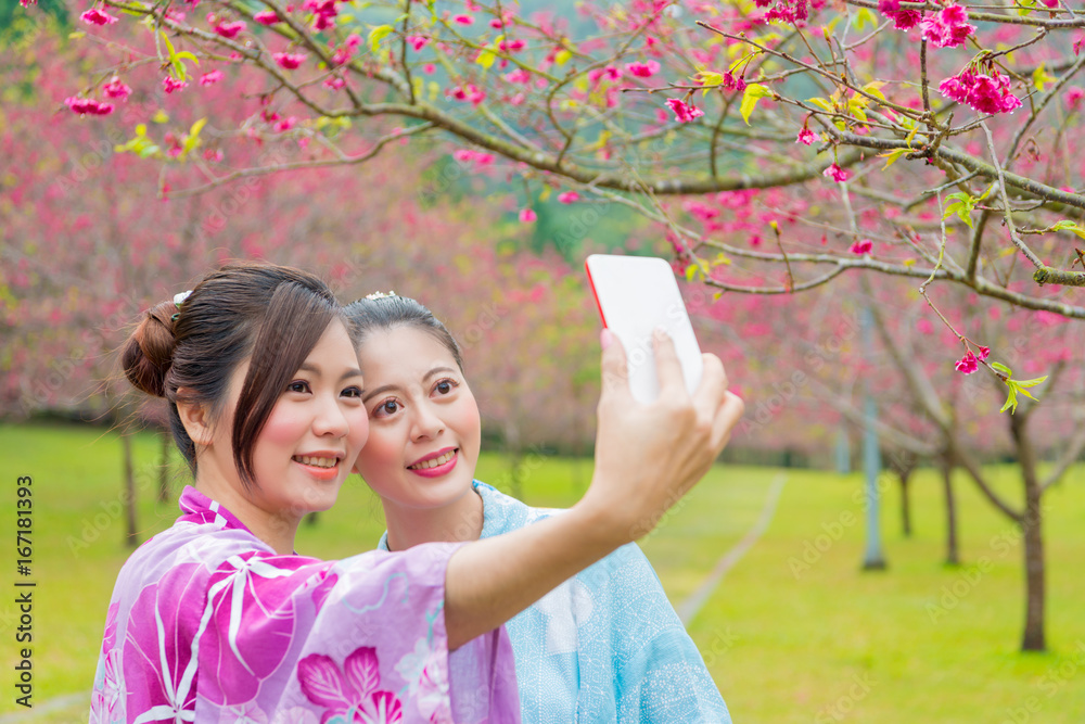 快乐漂亮的游客穿着和服的女朋友