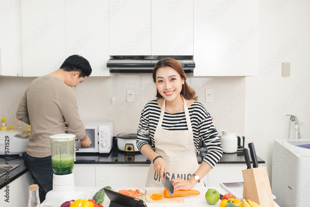 亚洲情侣，男男女女，一起在厨房做饭