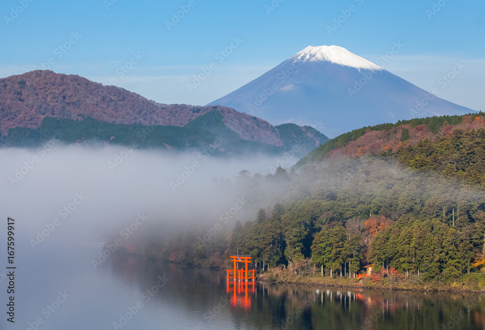 秋天早晨雾蒙蒙的富士山和阿什湖