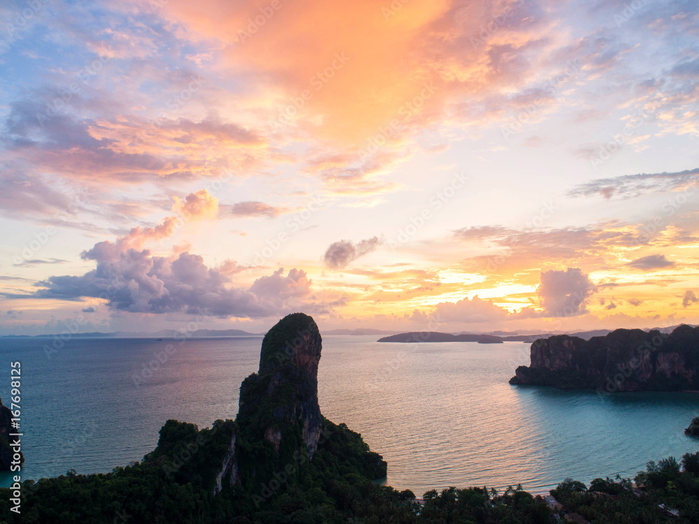 海边的傍晚天空，泰国甲米的拉雷海滩，一个美丽的地方，令人惊叹，鸟瞰图，top v