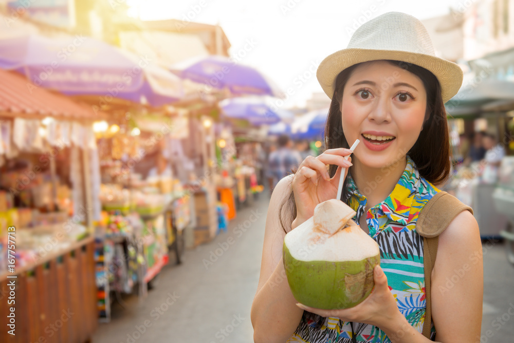 拿着椰子水的女旅行者