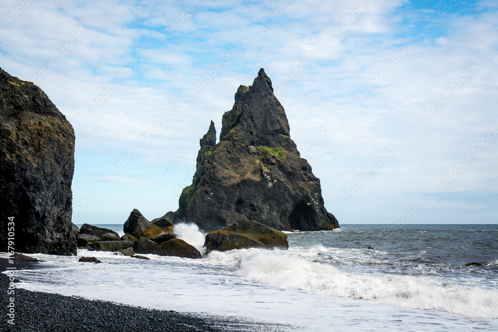 冰岛大西洋Vik村附近的Reynisfjara海岸黑沙滩