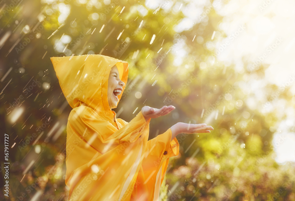 秋雨下的孩子