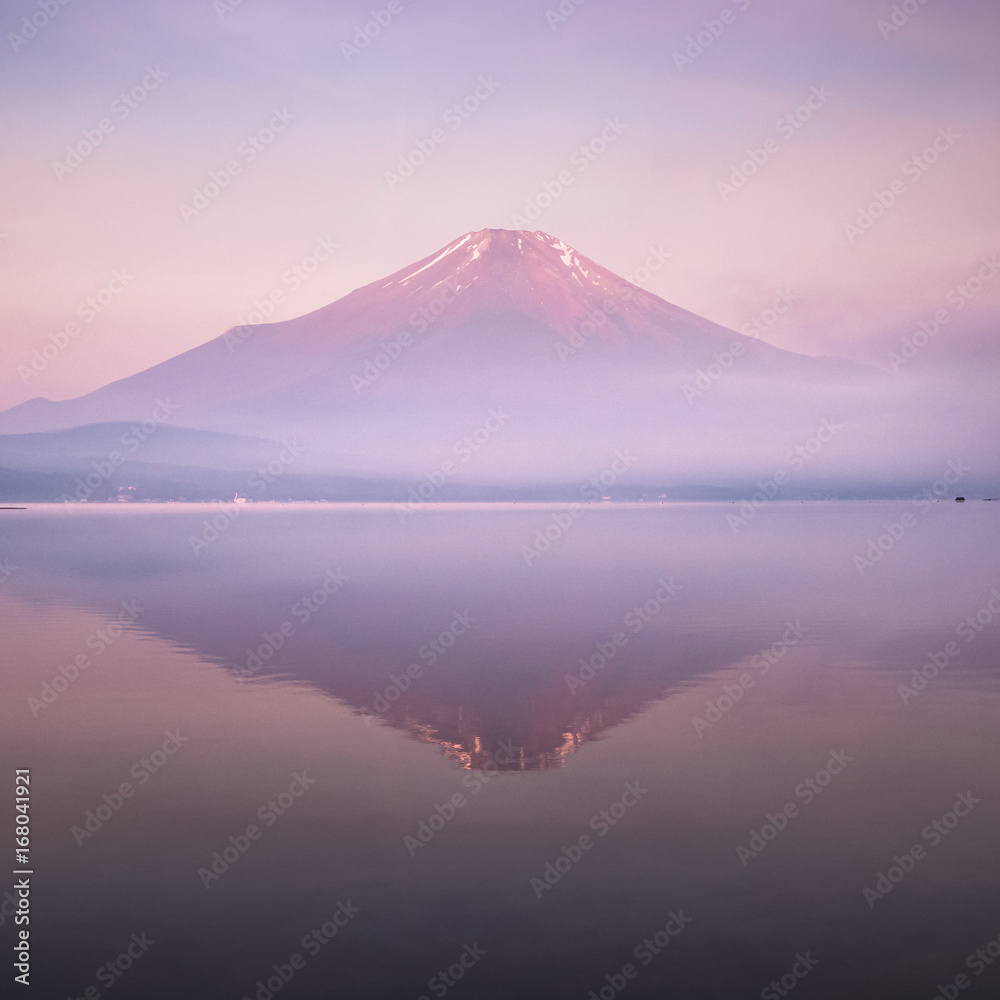 富士山，早晨在山中湖倒影