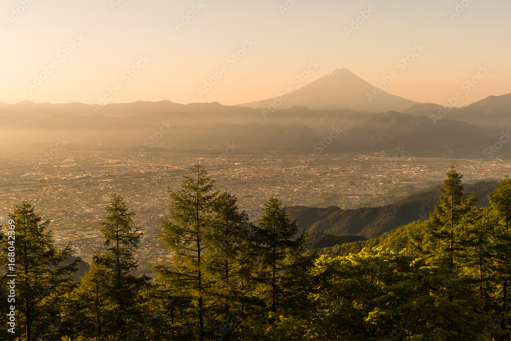 富士山和高富市，从阿玛里山的角度可以看到日出的天空。