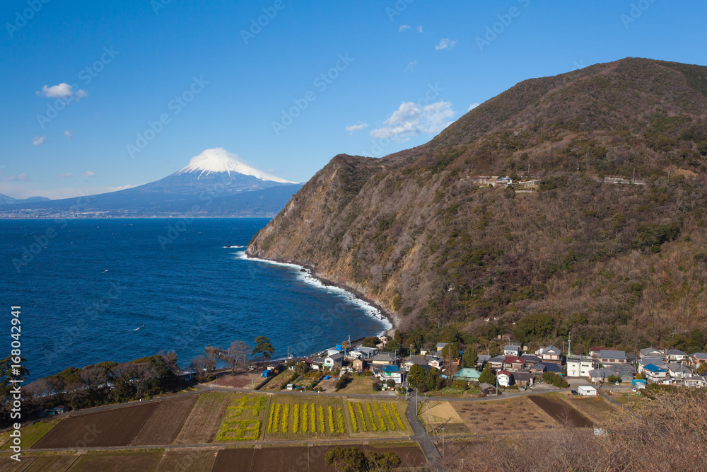 静冈县伊豆市冬季富士山和日本海