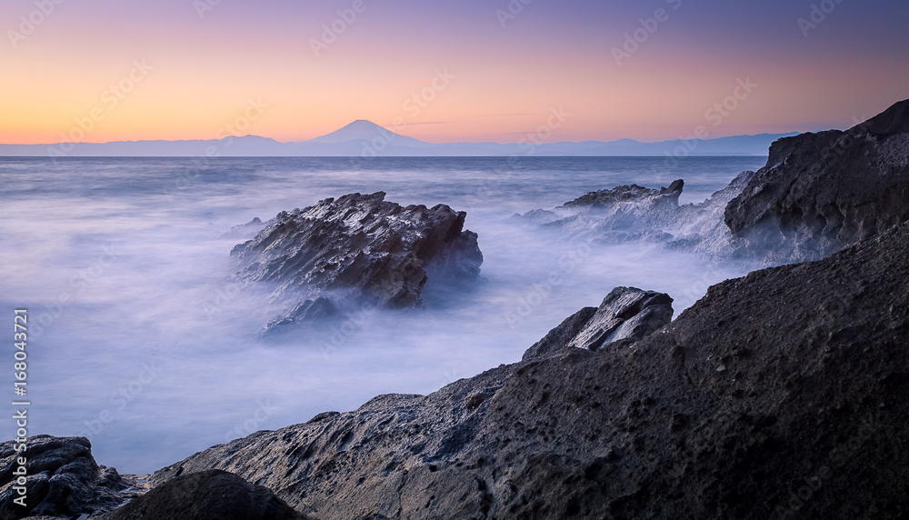 从神奈川县东岛看冬季的富士山和大海