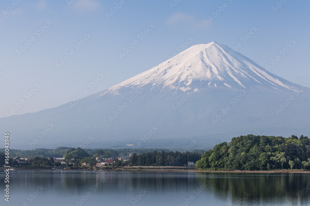 秋日早晨的富士山和河口湖。