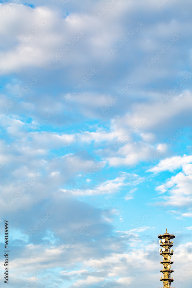 青空と雲と鉄塔