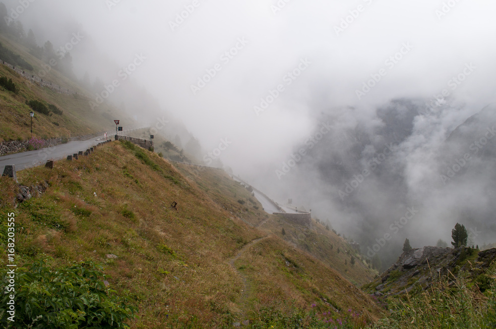 Passo Stelvio，意大利-隐藏在雾中的山口